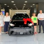 Παραδόθηκε από τον Όμιλο Σφακιανάκη το ηλεκτρικό BYD Dolphin Surf στη μεγάλη νικήτρια της λαχειοφόρου αγοράς της ΕΛΕΠΑΠ